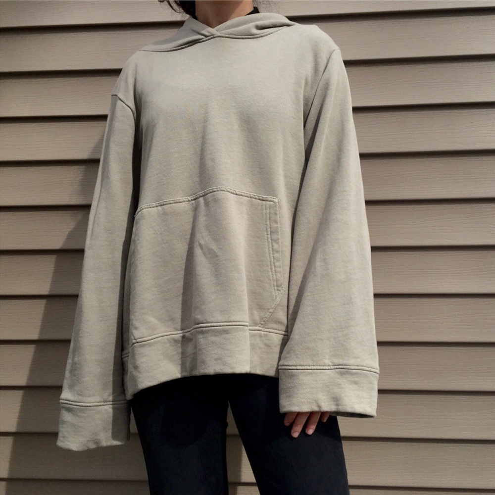 Woman’s F21 Light Green Large Sleeved Sweater